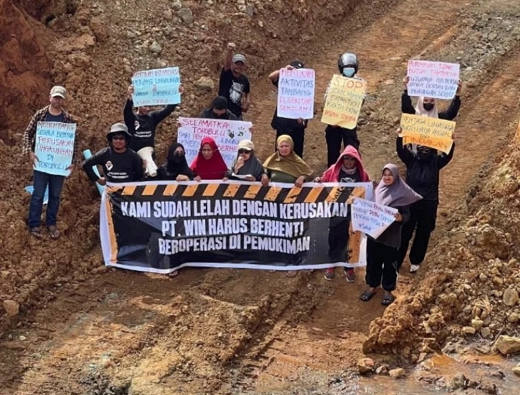 Suara Buldoser Sebelum Kutbah Jumat di Torobulu