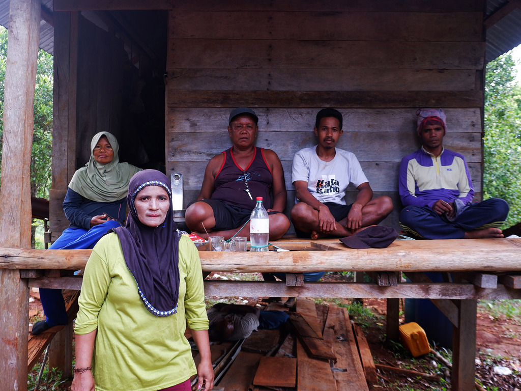 Wa Muita (depan kiri) dan warga desa Sinaulu Jaya dan Mosolo berjaga di kebun komunitas untuk mencegah intrusi lahan oleh perusahaan pertambangan.